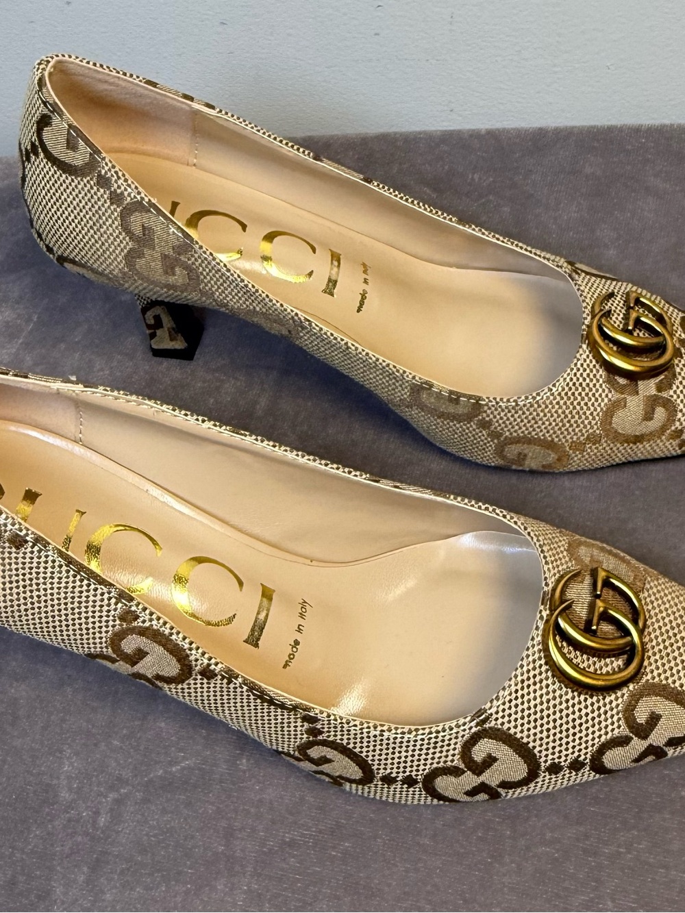 Gucci Beige GG Canvas Mid Heel Pumps Gold-Tone Logo womens size 42/ 9.5 New - Picture 11 of 13